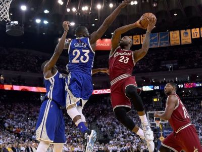 Warriors víťazne aj v defenzívnom štýle, kalifornské derby pre Clippers