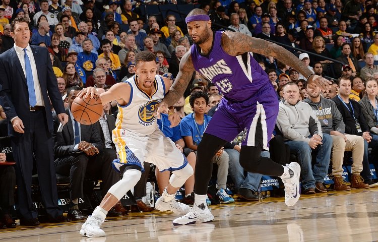 Warriors si poradili so Sacramentom, Curry so šiestym triple-double