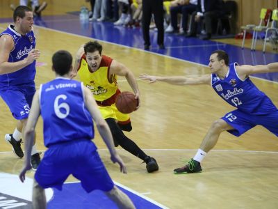 Karlovka dráždila Býkov trojkami