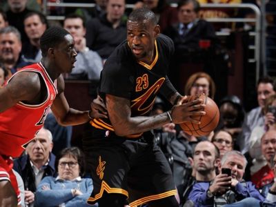 Cleveland zdolal Chicago 106:95, James zaznamenal 25 bodov