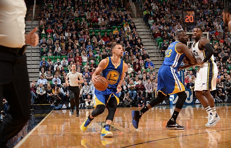 Warriors vyhrali nad Utahom 103:96 pp, priblížili sa k rekordu