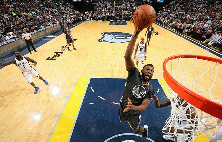 Golden State atakuje rekord Chicaga, nad Memphisom zvíťazil 100:99