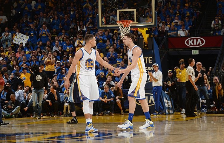Obhajca Warriors s rekordným 73. triumfom, skvelá rozlúčka Bryanta
