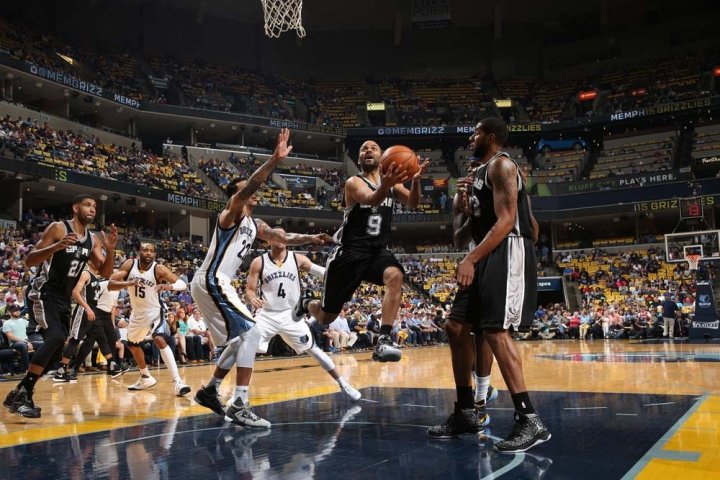 San Antonio a Cleveland postupujú, obhajca jednu výhru od 2. kola