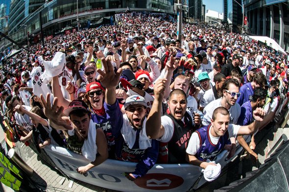 Toronto približuje basketbal k hokeju