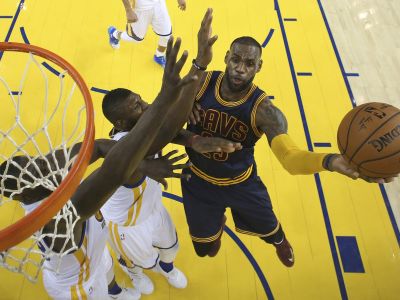 James zostáva tvárou Clevelandu, za tri roky zarobí 100 miliónov dolárov