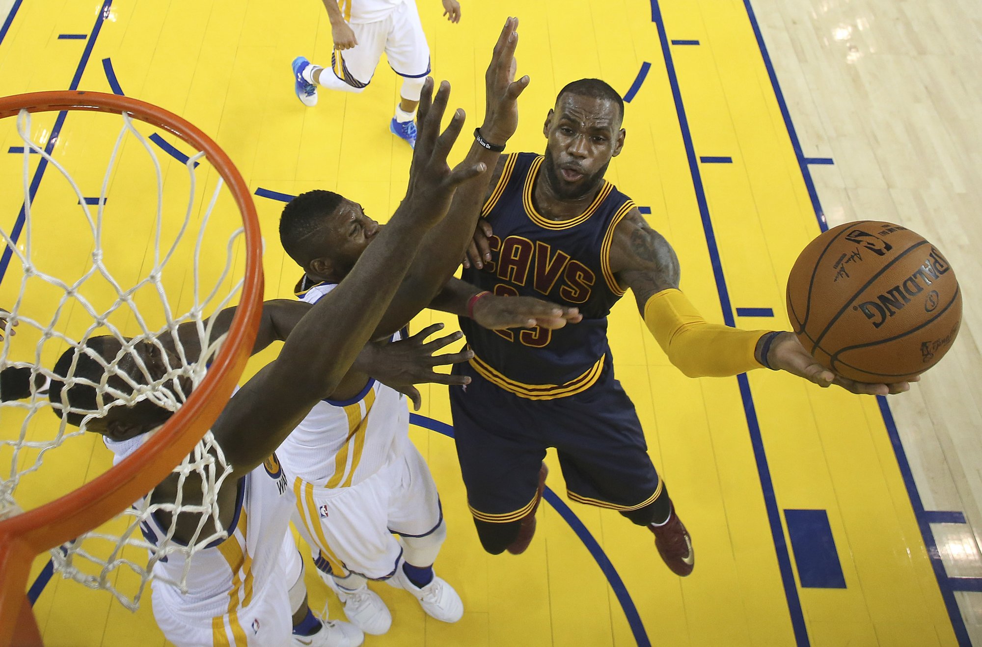 James zostáva tvárou Clevelandu, za tri roky zarobí 100 miliónov dolárov
