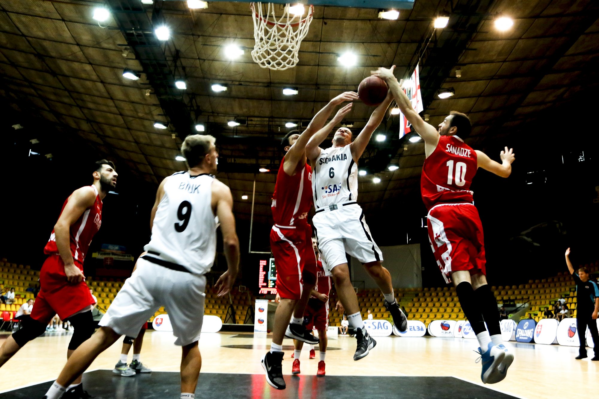 Komentár: Slovenskí basketbalisti sa od dna neodlepili