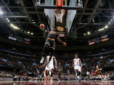 Obhajca Cleveland zdolal New York 117:88, triple double Jamesa