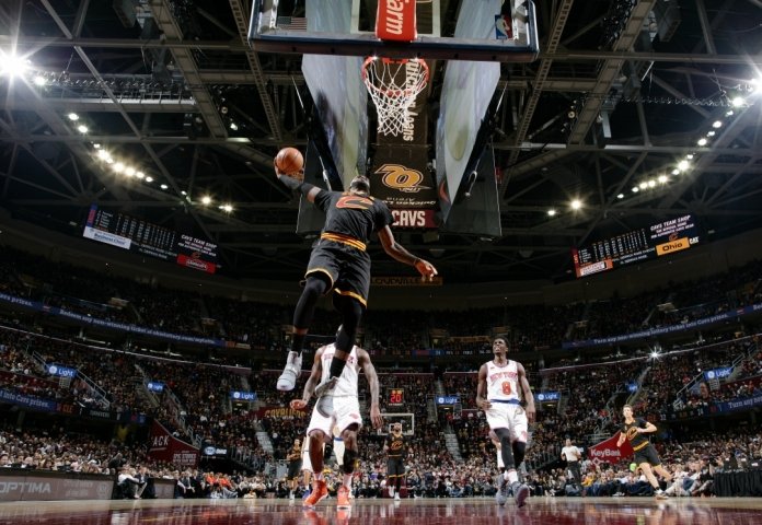 Obhajca Cleveland zdolal New York 117:88, triple double Jamesa