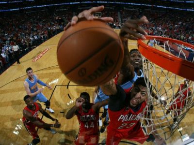 Davis s historickým zápisom, Westbrook prekazil Embiidov debut