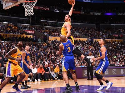 Warriors nestačili na Lakers, koniec Curryho rekordnej trojkovej série