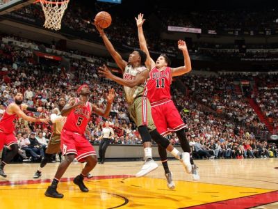 Wade sa vrátil do Miami, k výhre Chicaga prispel 13 bodmi