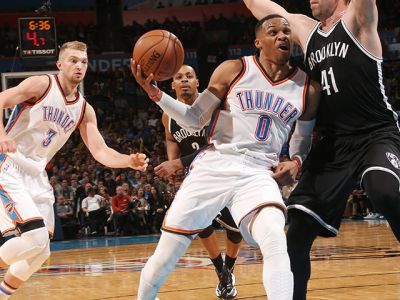 Štvrté triple-double Westbrooka, Suns doviedli k triumfu hráči z lavičky