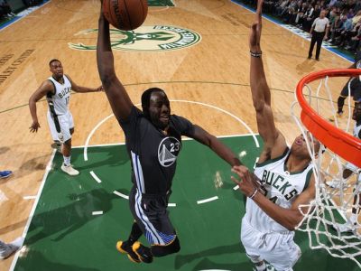 Golden State zdolalo Milwaukee a dosiahlo siedmy triumf v sérii