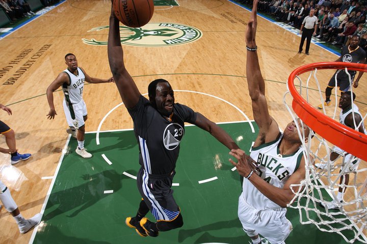 Golden State zdolalo Milwaukee a dosiahlo siedmy triumf v sérii