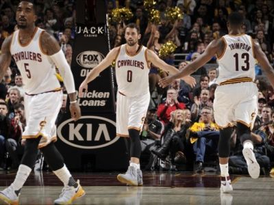 Love dal rekordných 34 bodov v prvej štvrtine, 44. triple-double Jamesa