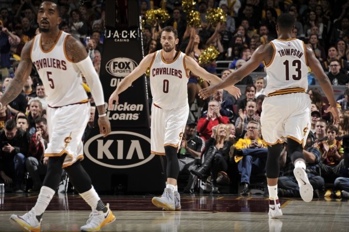 Love dal rekordných 34 bodov v prvej štvrtine, 44. triple-double Jamesa