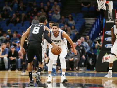 Spurs natiahli víťaznú sériu vonku na 13 zápasov, Leonard s 31 bodmi