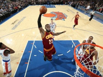 Cleveland zastavil víťaznú sériu Knicks, Houston deklasoval Lakers