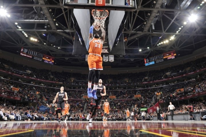 Westbrook sa vyrovnal Jordanovi, James na 9. mieste medzi strelcami