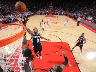 Spurs prestrihli víťaznú šnúru Houstonu, Boston potiahol Thomas s 44 bodmi
