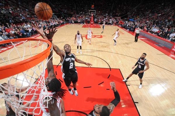 Spurs prestrihli víťaznú šnúru Houstonu, Boston potiahol Thomas s 44 bodmi