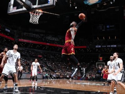 James potiahol Cleveland k triumfu, Golden State nestačil na Memphis