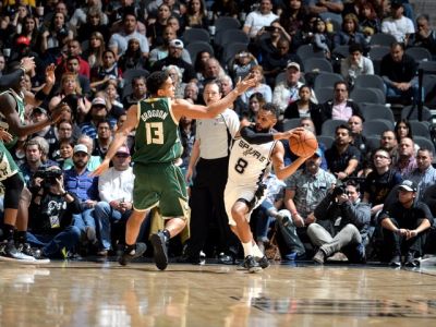 San Antonio doma prehralo s Milwaukee, Atlanta so siedmou výhrou v sérii
