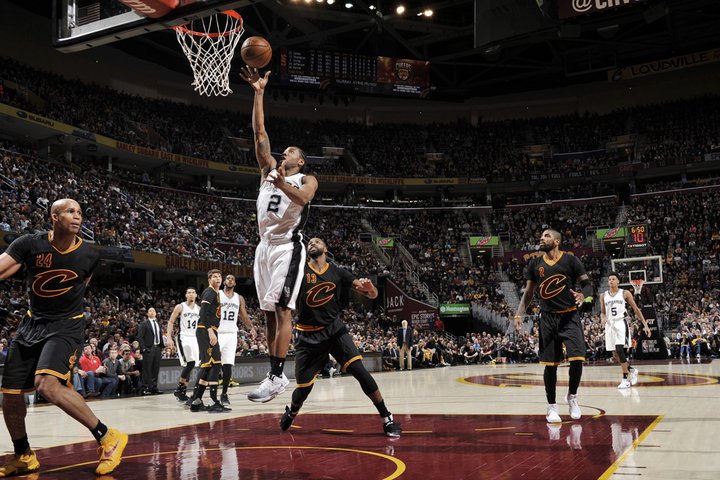 Triumf Spurs na palubovke Clevelandu režíroval 41-bodový Leonard