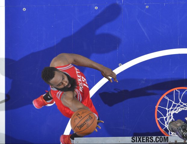Harden s historickým triple-double, Cleveland zastavil sériu prehier