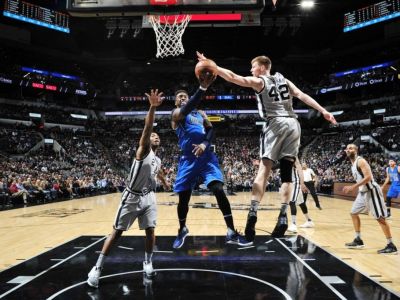 Dallas si poradil s domácimi Spurs, v Atlante sa hralo štvornásobné predĺženie