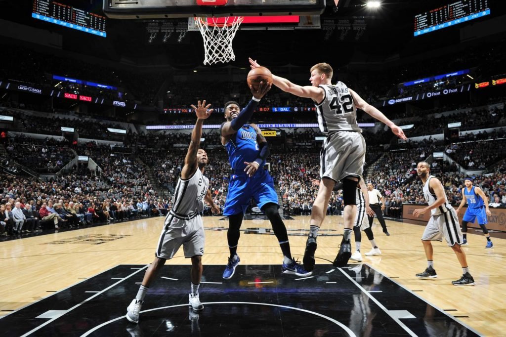Dallas si poradil s domácimi Spurs, v Atlante sa hralo štvornásobné predĺženie