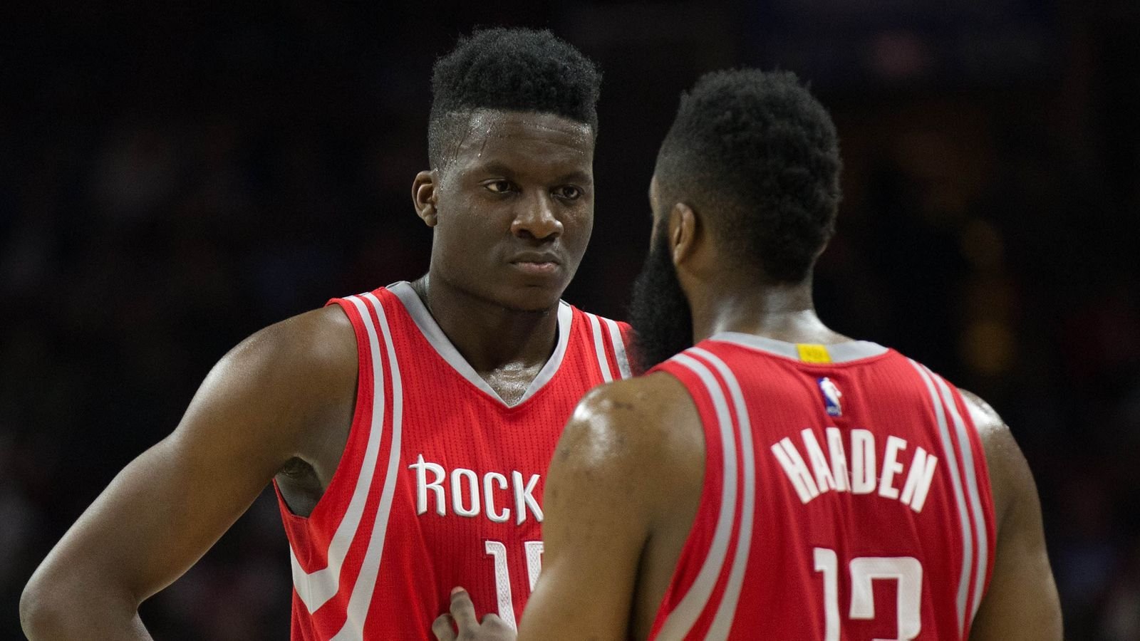Ako dieťa sníval vo Švajčiarsku o futbale, dnes patrí k naj talentom NBA