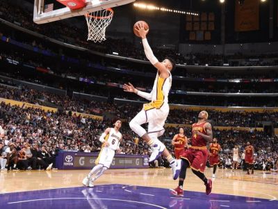 Lakers potrápili šampiónov, 49-bodový Lillard