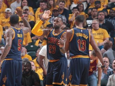 Rekordný obrat Clevelandu, obhajca mašíruje do 2. kola