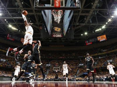 Cleveland iba víťazí, LeBron medzi strelcami už za Jordanom