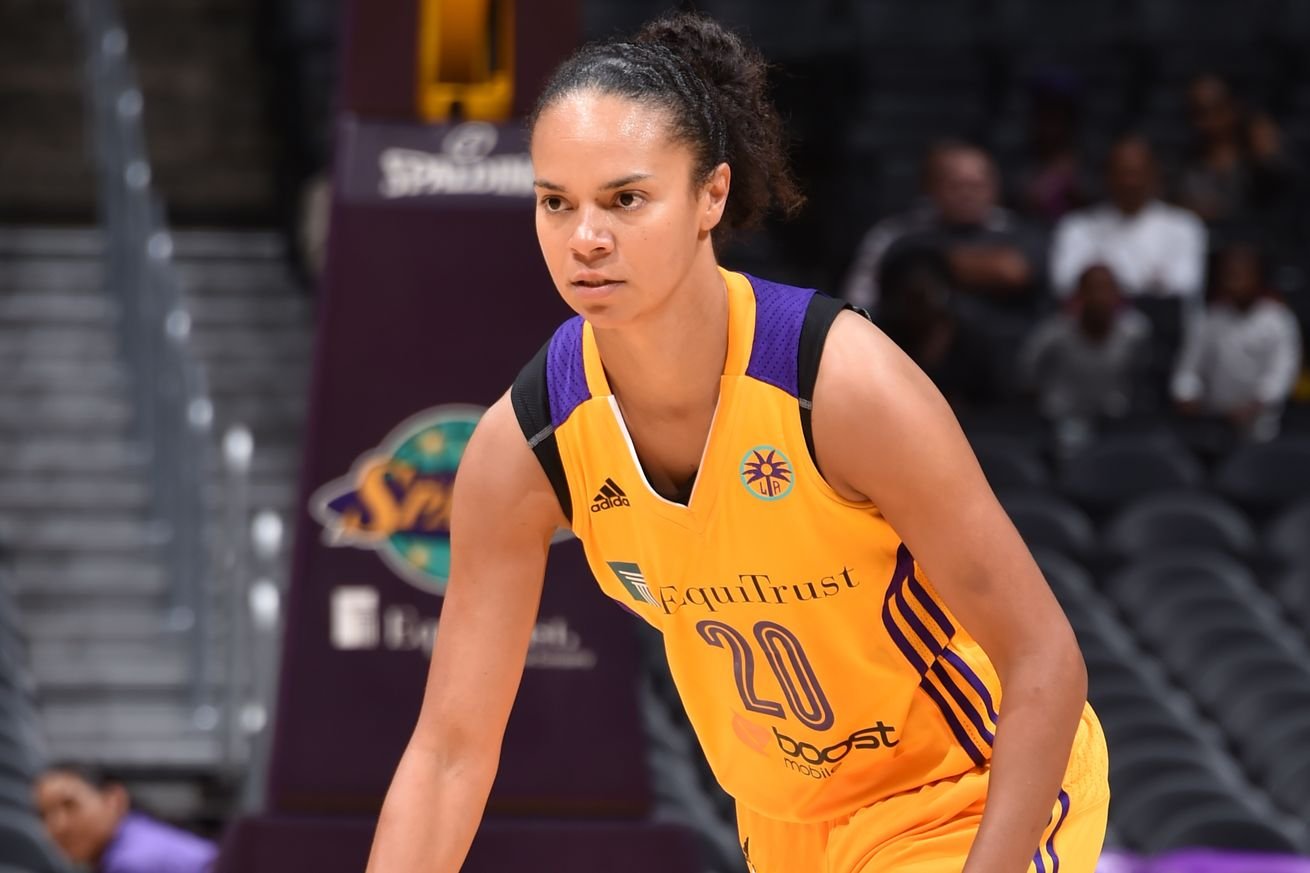 Sparks naďalej valcujú konkurenciu, Toliverová s 24 bodmi