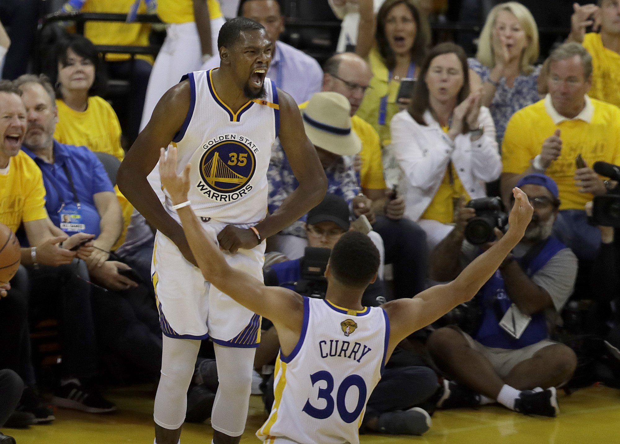 Golden State zlomilo Cleveland záverečnou sériou 11:0 a je krok od titulu