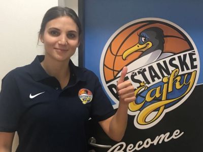 V tíme Čajok končí Asia Boyd, na jej miesto prichádza Češka Kateřina Zohnová