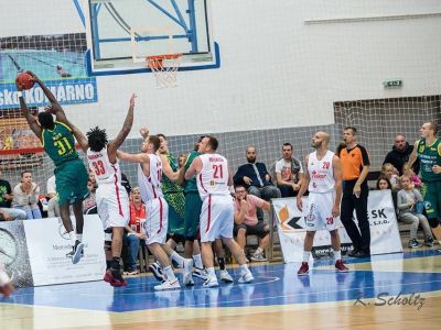 Komárno nakopla v derby perfektná trojbodová streľba