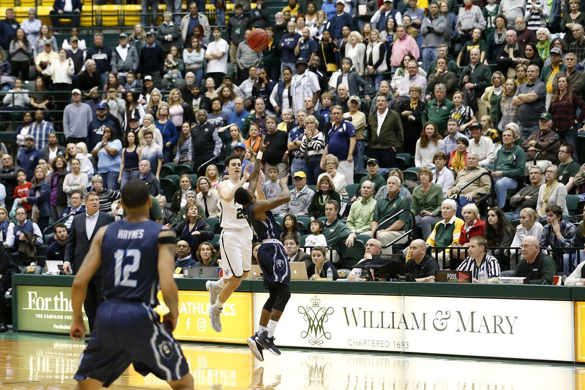 VIDEO Oliver Tot rozhodol v NCAA zápas fantastickou strelou od polovice