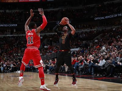 Cleveland víťazne aj po dvanásty raz, líder GS Stephen Curry si poranil členok