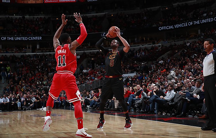 Cleveland víťazne aj po dvanásty raz, líder GS Stephen Curry si poranil členok