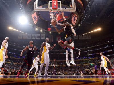 Houston vyhral 10. zápas po sebe, Boston prehral na palubovke posledného Chicaga