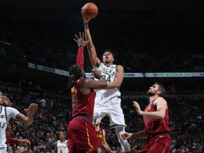Cleveland padol v Milwaukee, 39 bodov Jamesa vyšlo navnivoč