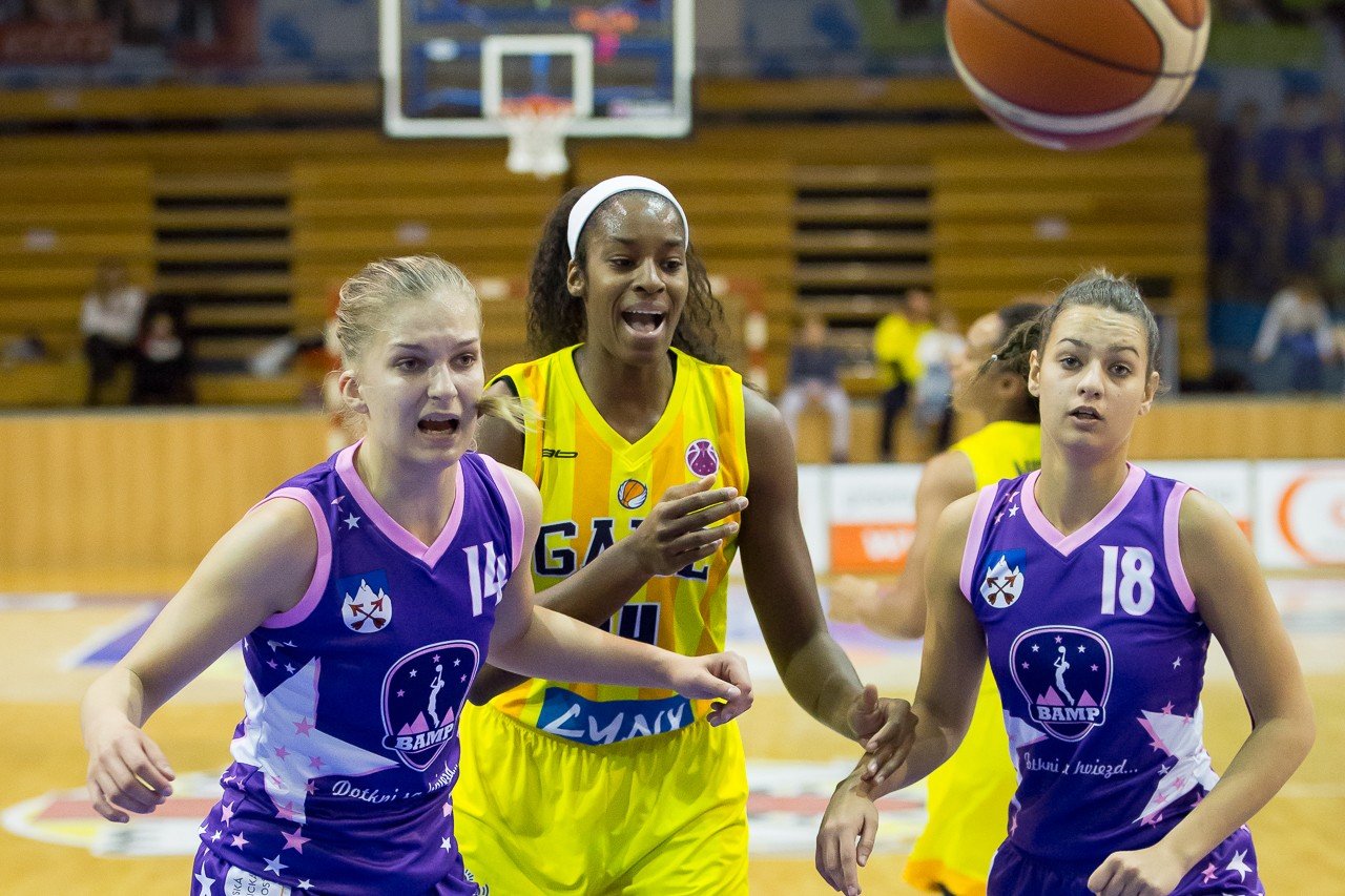 Anjelky sa naladili na Mersin takmer päťdesiatbodovým triumfom v derby