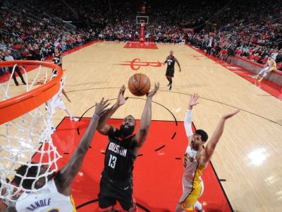 Harden sa zranil, ale Paul ho zastúpil a Houston v dvojnásobnom predĺžení pokoril LA Lakers