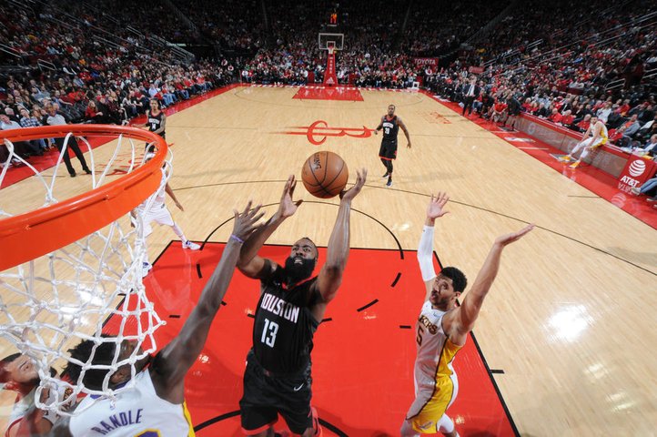 Harden sa zranil, ale Paul ho zastúpil a Houston v dvojnásobnom predĺžení pokoril LA Lakers