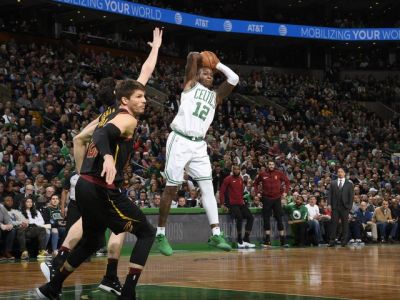 Boston v šlágri zdolal Cleveland, víťazstvá Golden State a Houstonu